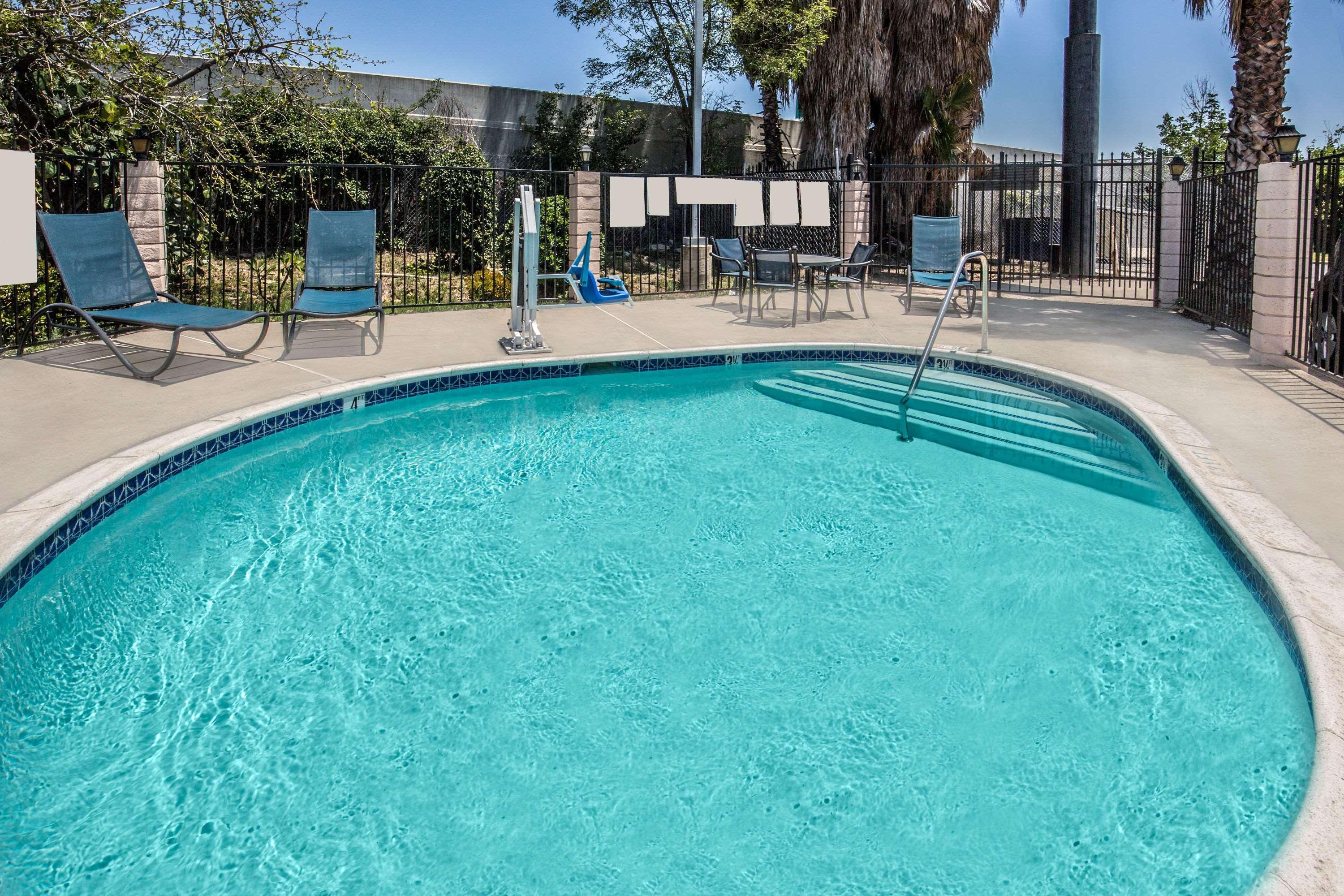Days Inn By Wyndham Ontario Airport Екстер'єр фото