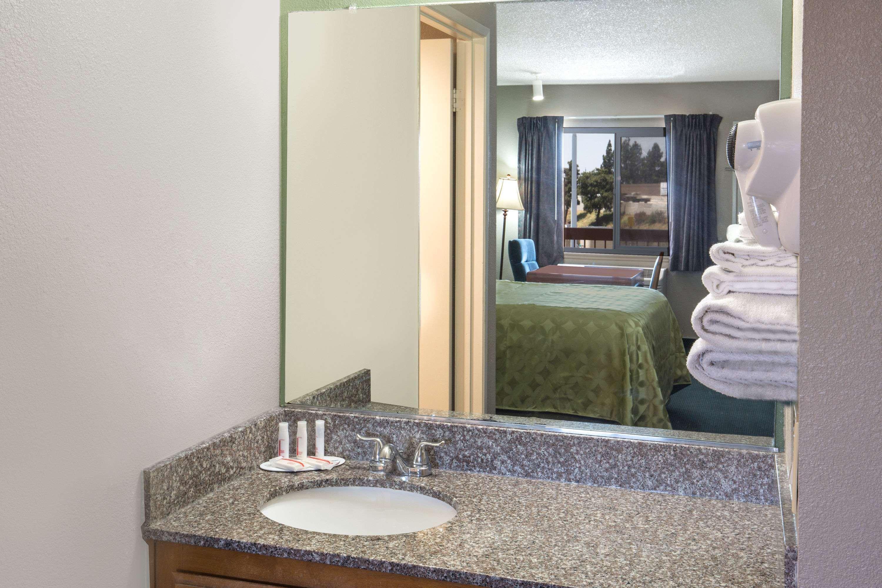 Days Inn By Wyndham Ontario Airport Екстер'єр фото