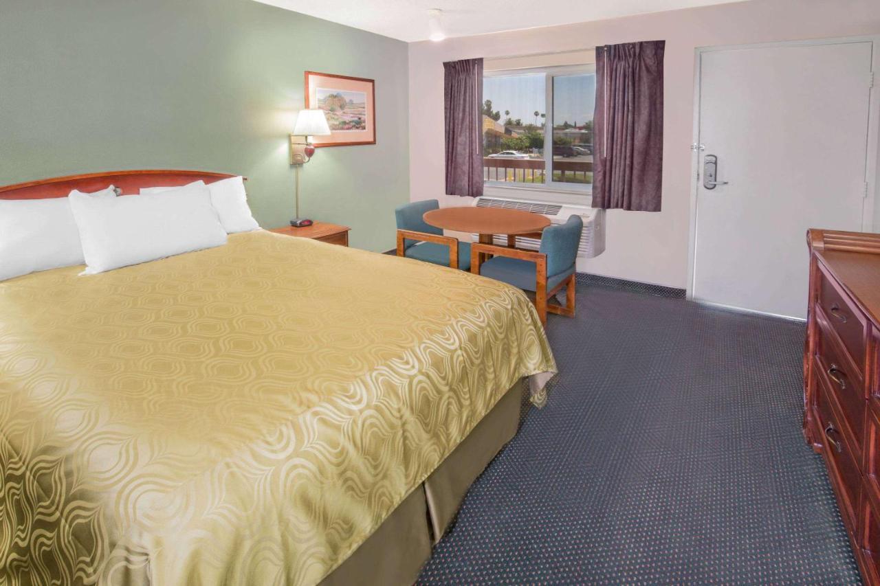 Days Inn By Wyndham Ontario Airport Екстер'єр фото