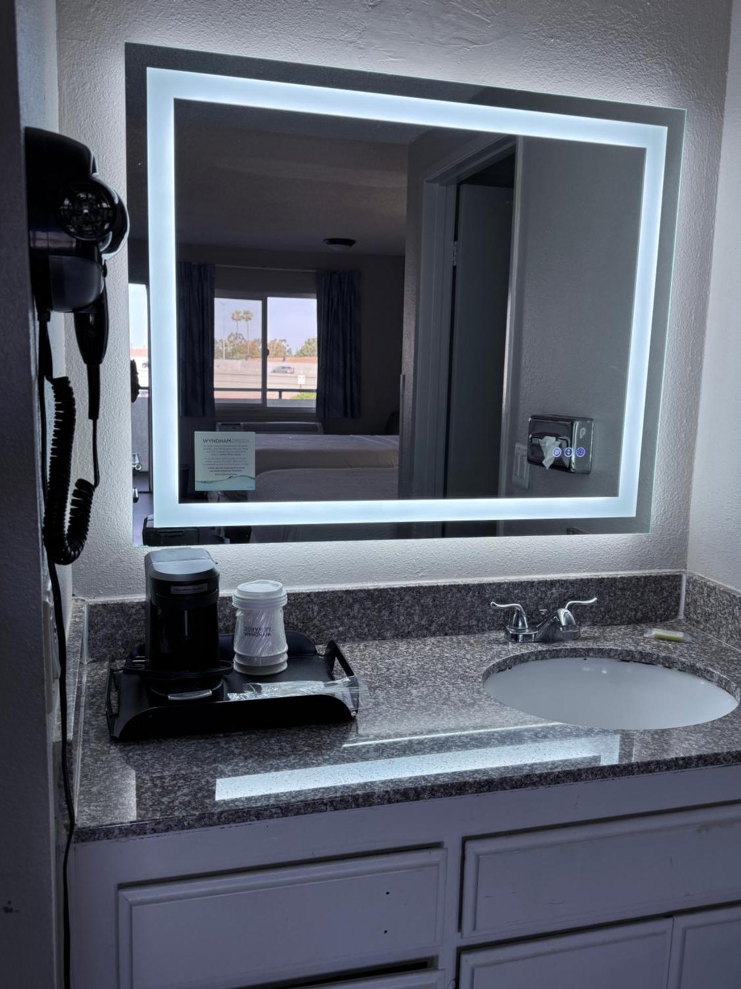 Days Inn By Wyndham Ontario Airport Екстер'єр фото
